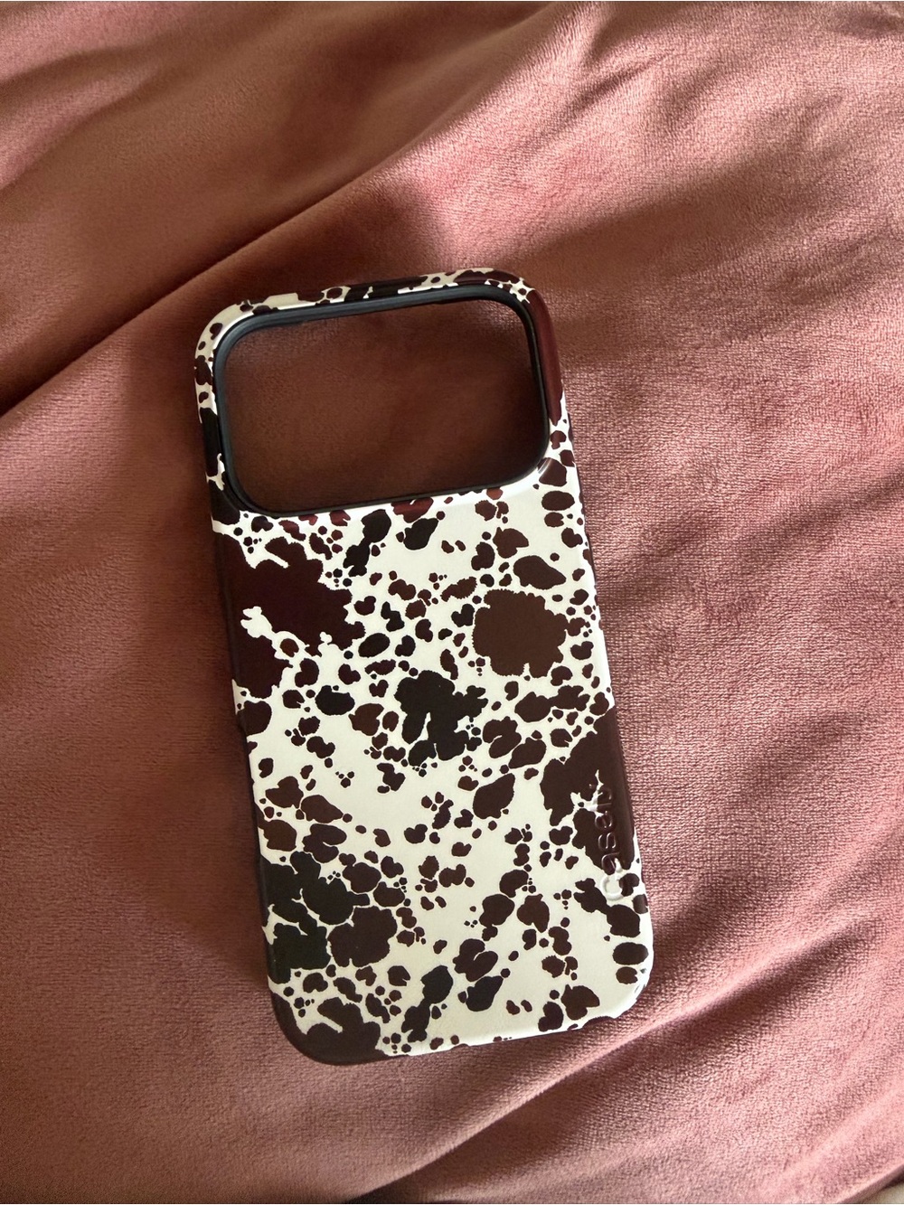 Casely iPhone 17 Pro Cow Print